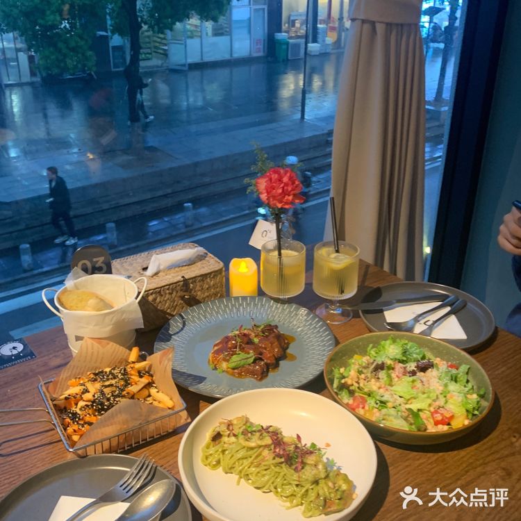 报告！发现一家长沙超有氛围感的西餐厅‼️