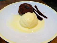 巧克力熔岩蛋糕配香草冰淇淋-萨莉亚意式餐厅(杭州滨江天街店)
