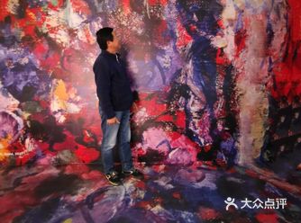 “生命的终点是一束花”，这是昨天在银泰中心《爱与色彩