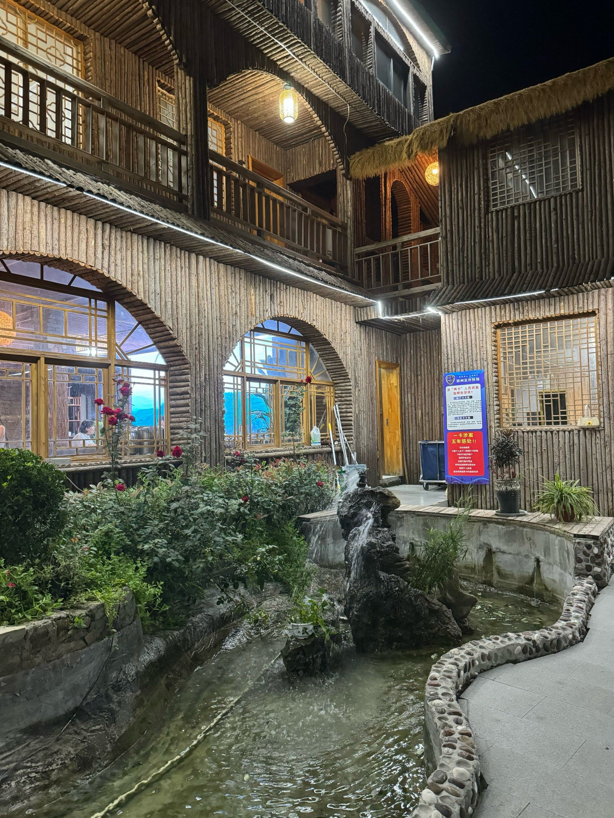 
这家民宿就藏在伏羲山上,开车过来超方便,还能顺道宪受