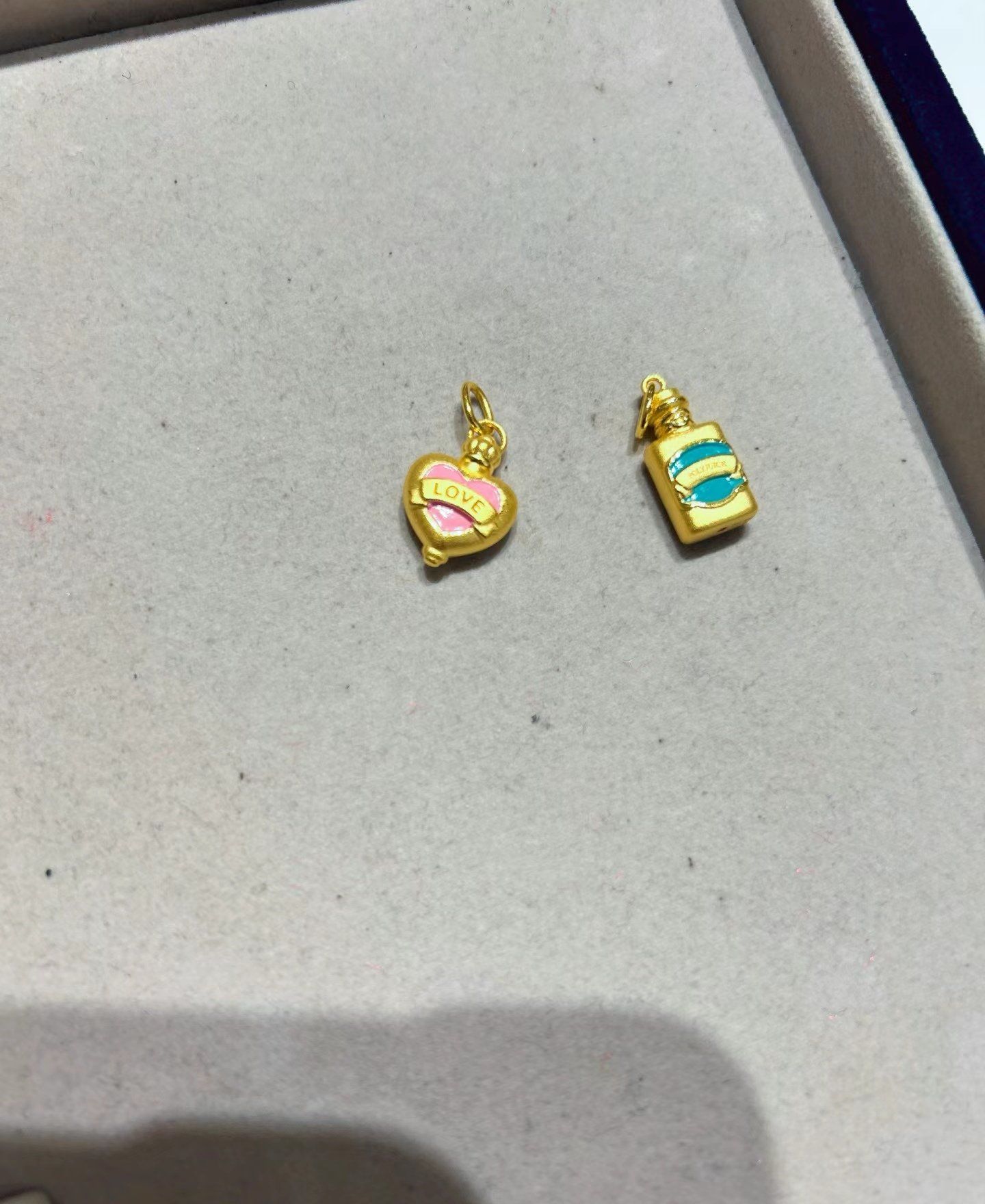 周生生联名款哈利波特黄金吊坠