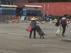 骑摩托车的骗子到处都是，在售票大厅门口，这么嚣张，可以看到治安管理有多差-丹霞山风景名胜区