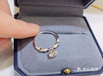 蓝宝石和钻石很配，款式也非常大方，耐看