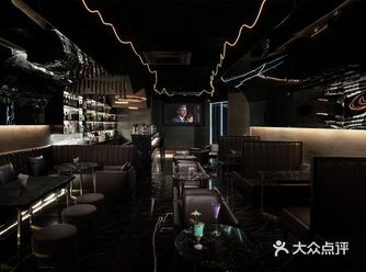 黑色拥有谦虚与傲慢两种特质，黑色是慵懒随性却神秘莫测