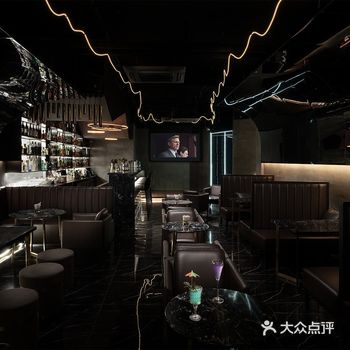 黑色拥有谦虚与傲慢两种特质，黑色是慵懒随性却神秘莫测