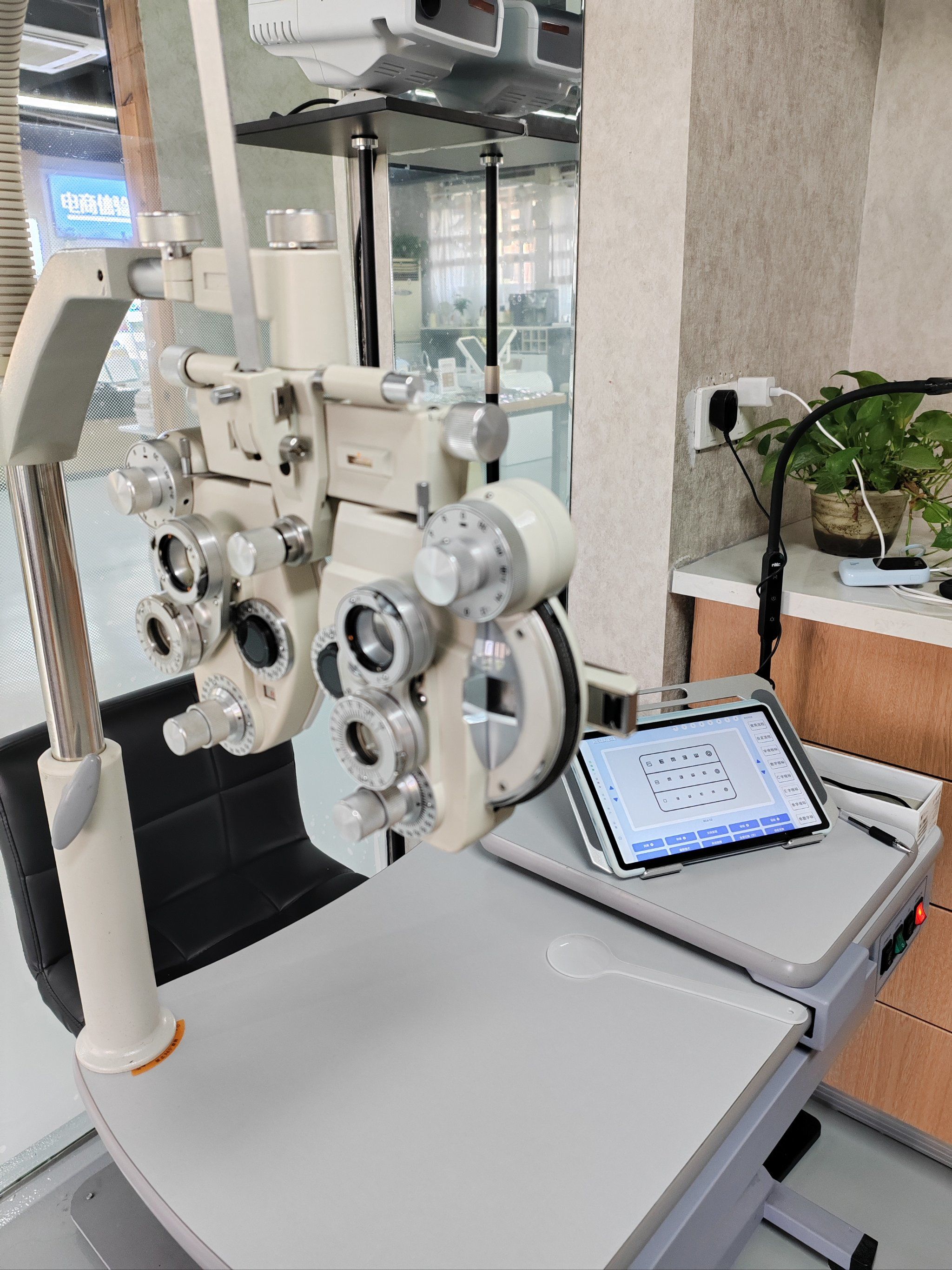 没想到一栋平平无奇的大厦里藏着一家宝藏眼镜店
虽然是0元探店但是