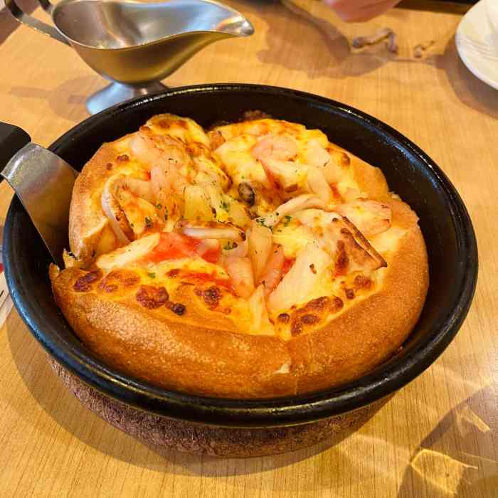 74刚好74值87蔬菜沙拉是油醋汁 比较适合减脂人士 披萨是小盘的