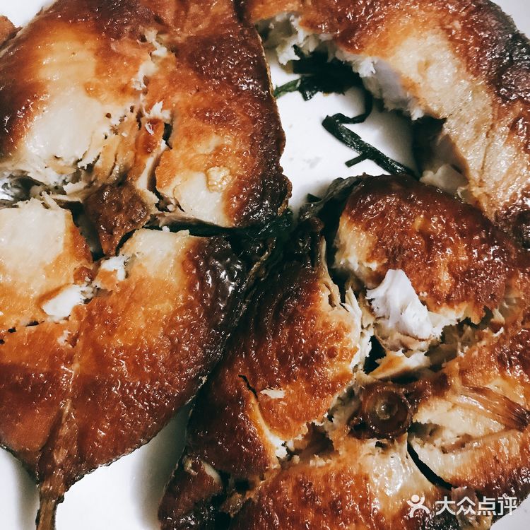 谁叫奶茶店倔强的开门呢！尤其是小眷村。今晚宵夜是香煎鱼