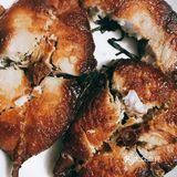 谁叫奶茶店倔强的开门呢！尤其是小眷村。今晚宵夜是香煎鱼