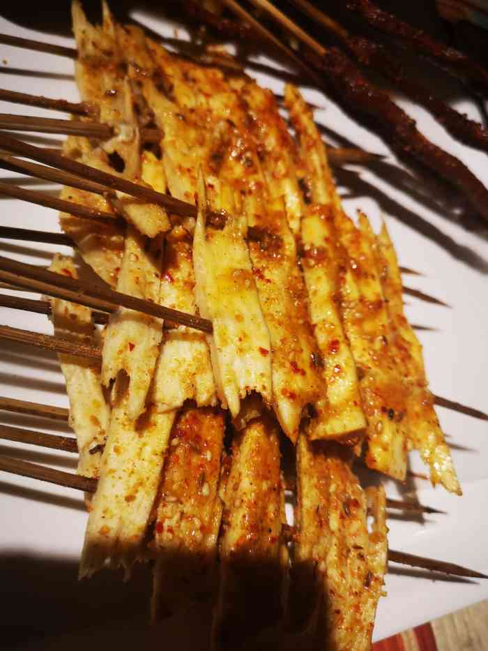 黄金大板筋东北烧烤微醺小酒馆群力海富家居店