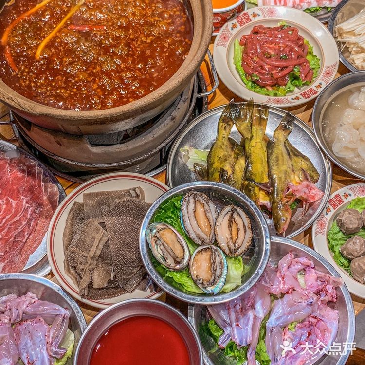 在万松园吃了开春的第一顿炭火老火锅，舒坦极了‼️