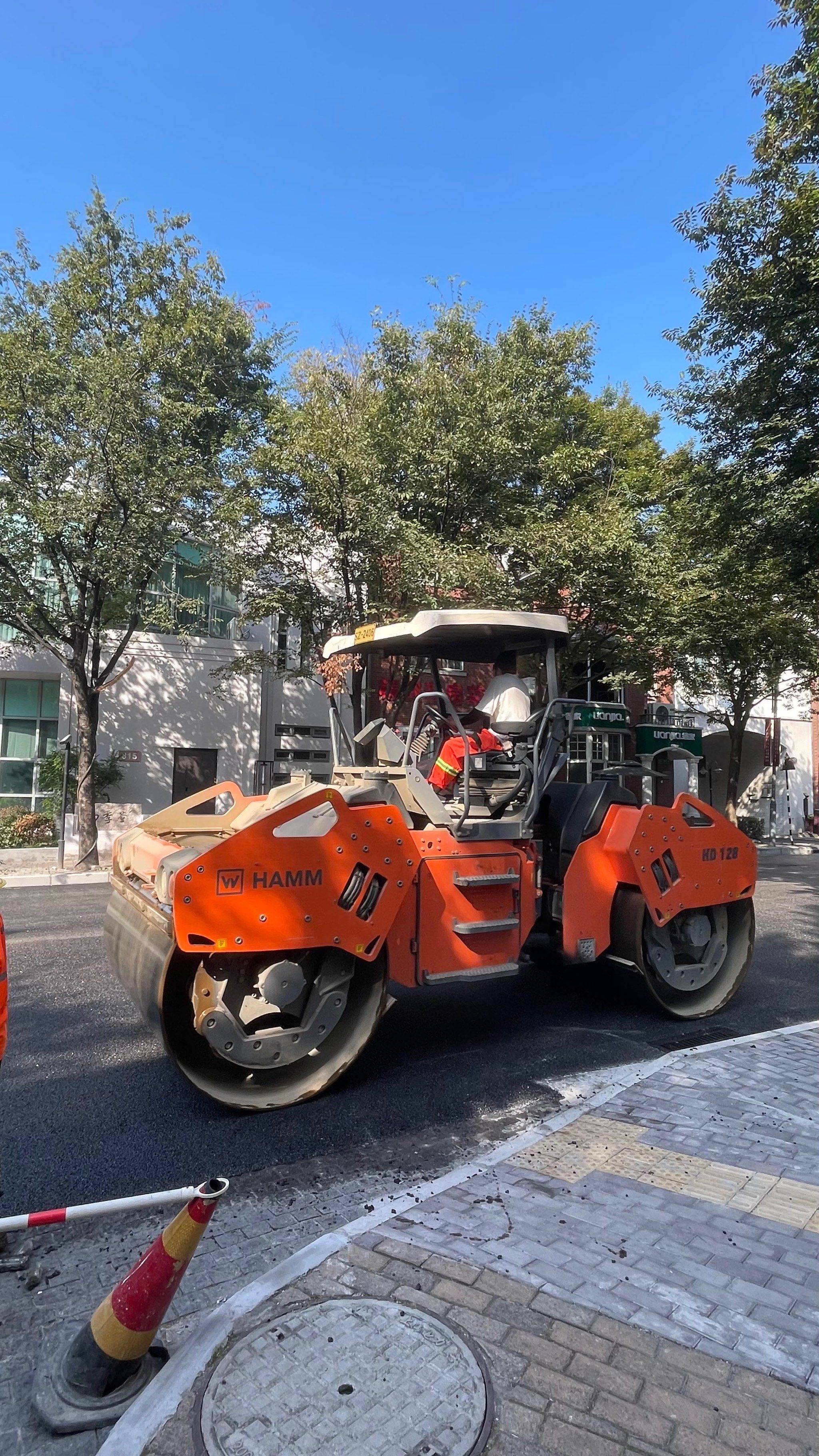 n
今天偶遇修路,好多平时见不到的工程车