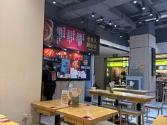 -魔都三兄弟·酸辣粉·小面炸串(虹桥万科店)