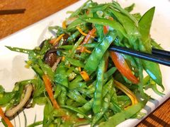五彩花菇荷兰豆-云海肴·汽锅鸡·云南菜(苏州中心店)
