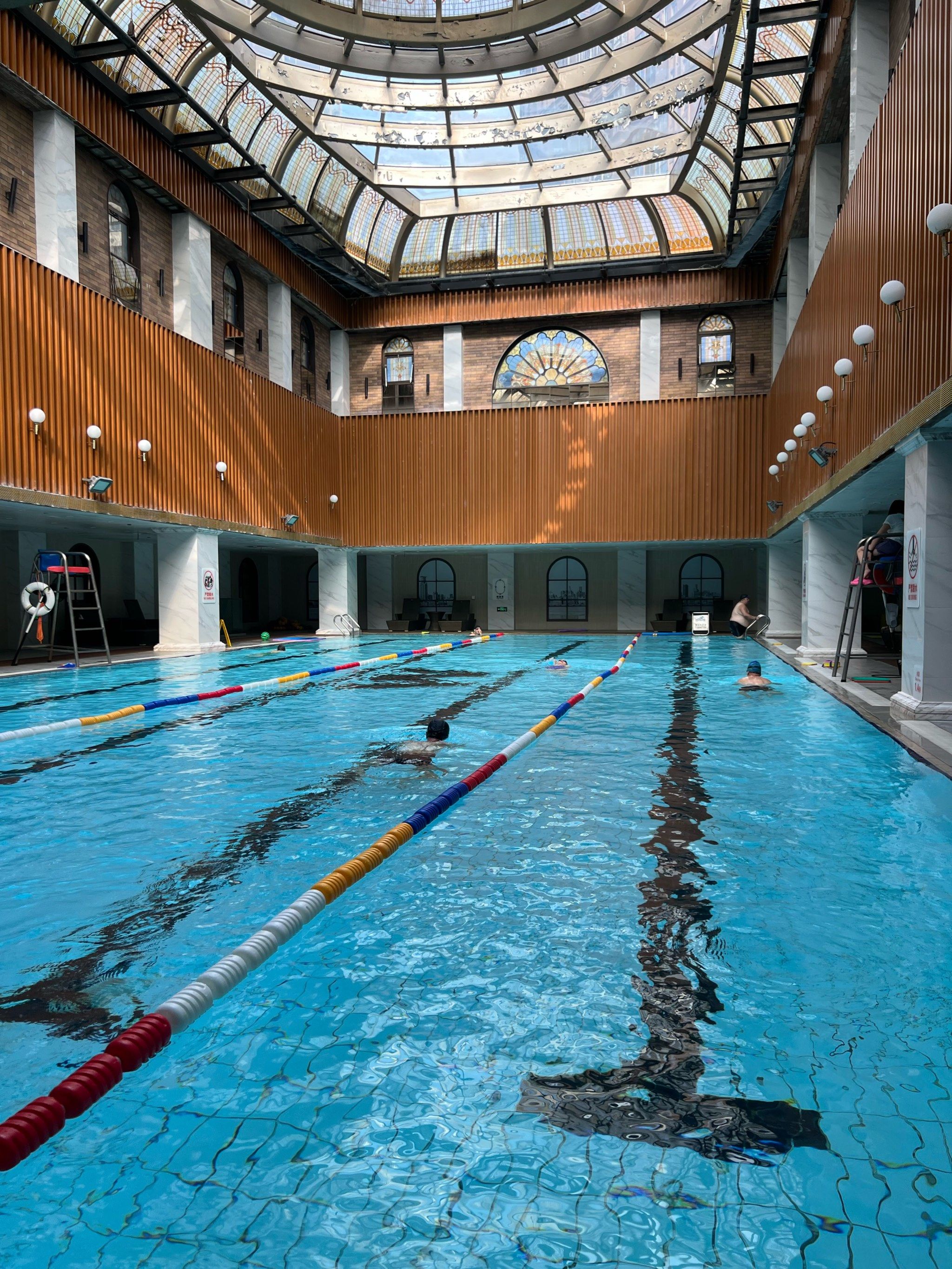 水很清澈,罗马士的设计风格,特别漂亮,是会所里面泳池最好的一家了