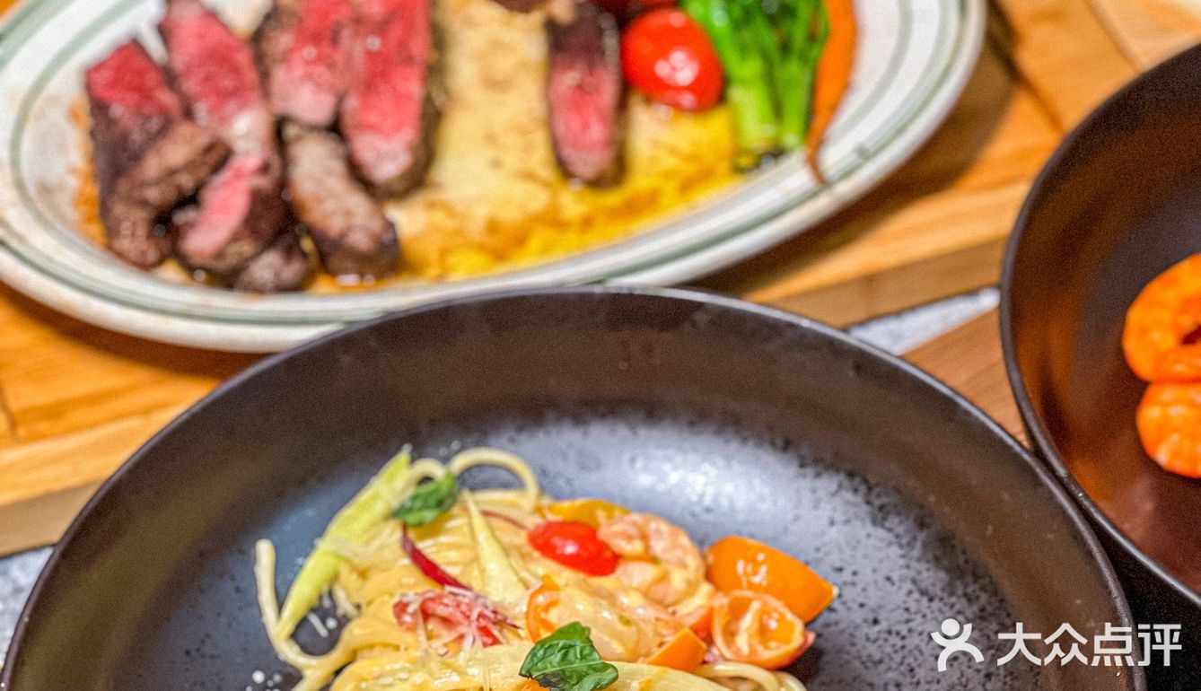 四楼这家设计感满满的西餐厅也太扎眼了