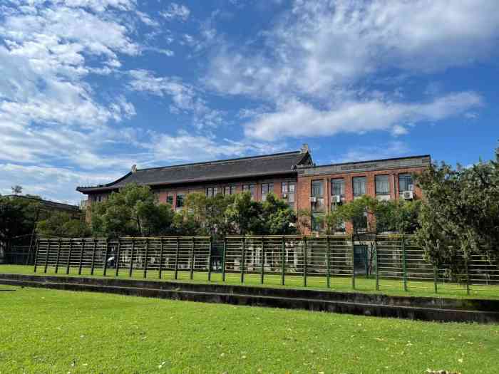 经常来浙大西溪校区操场跑步早晚对外开放对附近的居民来说是一个健身