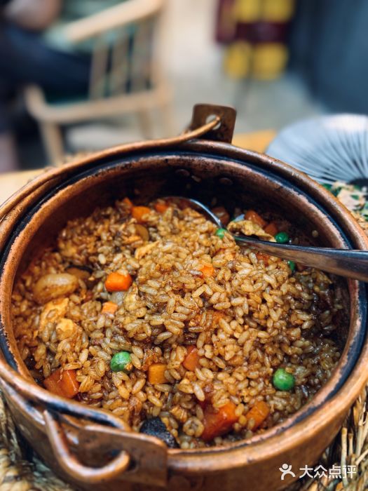 七彩云原生态云南菜黑松露铜锅饭图片