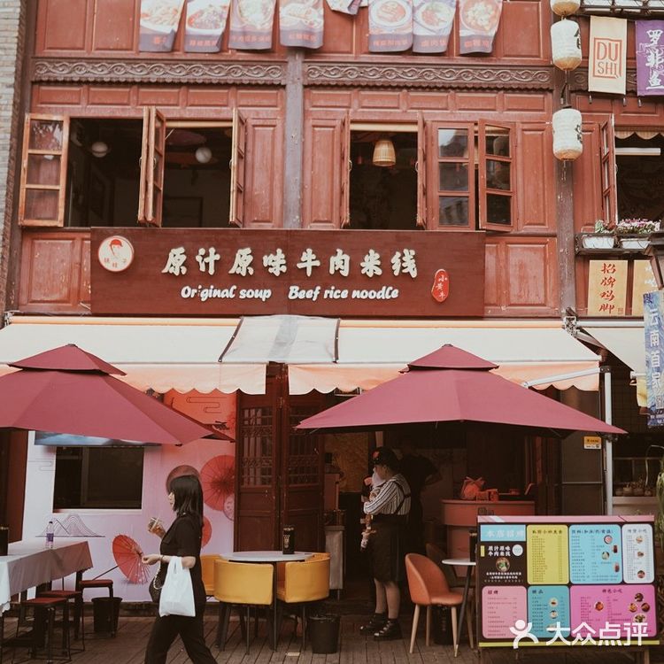走进昆明老街，感受老城韵味。