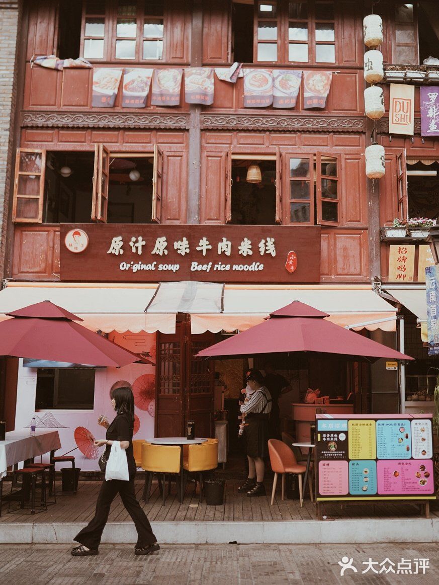 走进昆明老街，感受老城韵味。