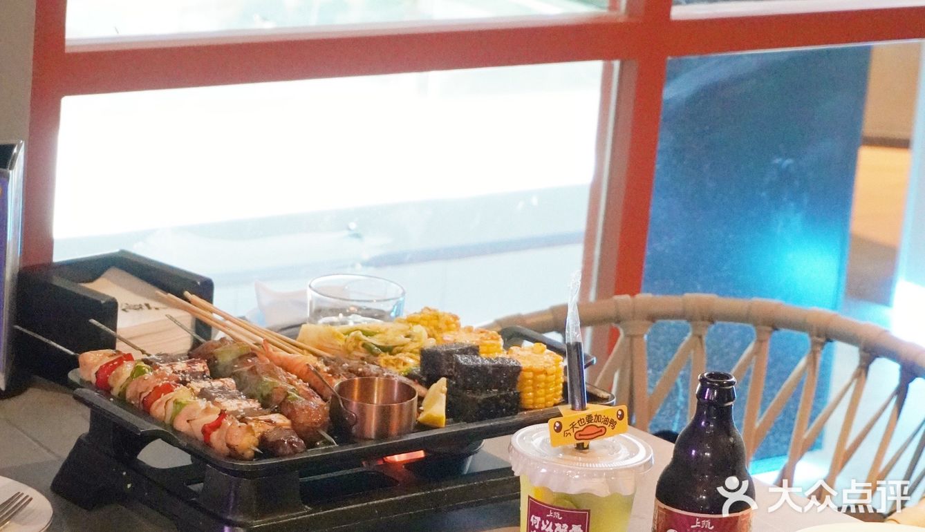 厦门探店｜有精酿又有榴莲披萨的天台餐吧