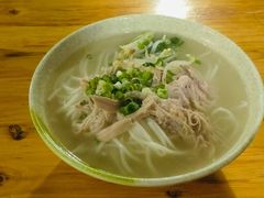 耙肉饵丝-巍山𤆵肉饵丝