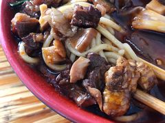 红烧牛肉拼回锅肉面-全味面馆