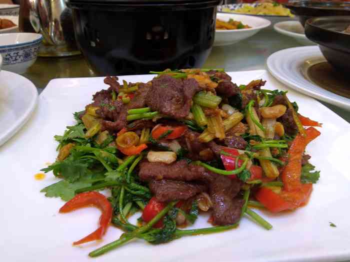 齐富客家王-"价格合理,味道过得去,但是人多,服务太混.