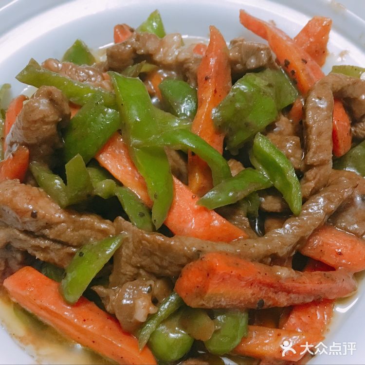 肥膘切成丁 2.加热锅子，滑锅下入猪油，炒到七分熟