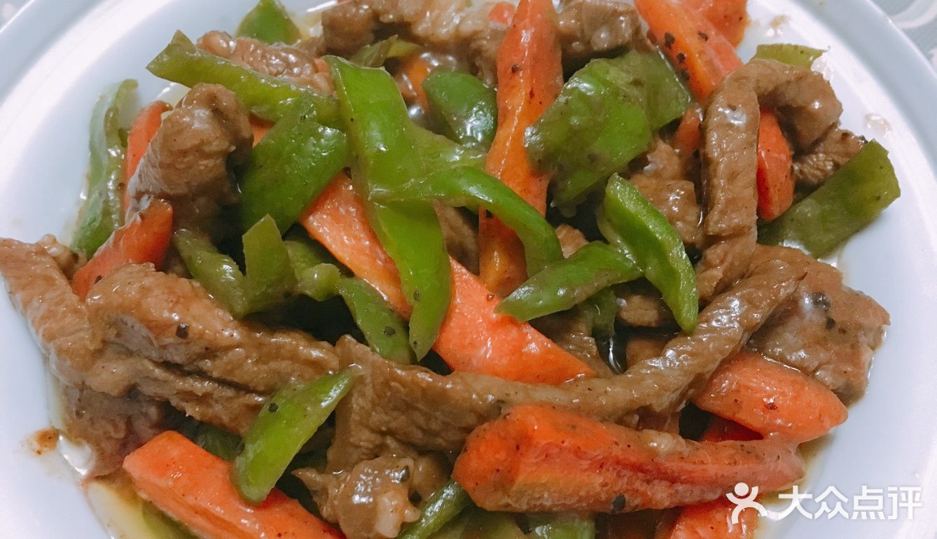 肥膘切成丁 2.加热锅子，滑锅下入猪油，炒到七分熟