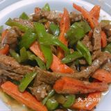 肥膘切成丁 2.加热锅子，滑锅下入猪油，炒到七分熟