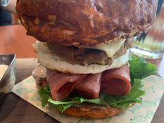 双蛋指椒牛肉汉堡-魏斯理汉堡(西安沣东吾悦店)