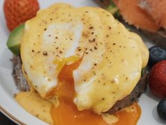 烟熏三文鱼牛油果班尼迪克-COTTON CAFE(德信·中外公寓店)