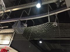 灯具下方的宅配输送带-盒马鲜生(昆城店)