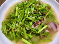 水芹菜炒腊肉-瑶河山里菜