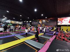 -嘿哟动霸CHUA·新潮玩运动娱乐中心·蹦床滑冰团建乐园