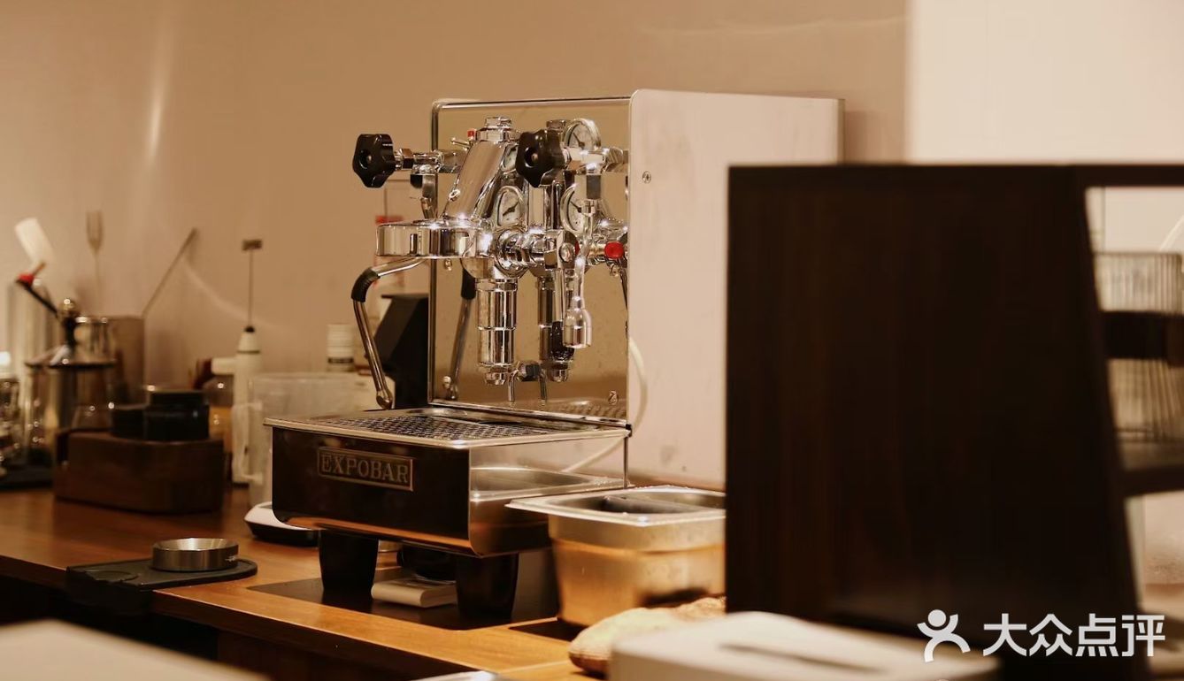 不正经的咖啡 正经的蛋糕卷