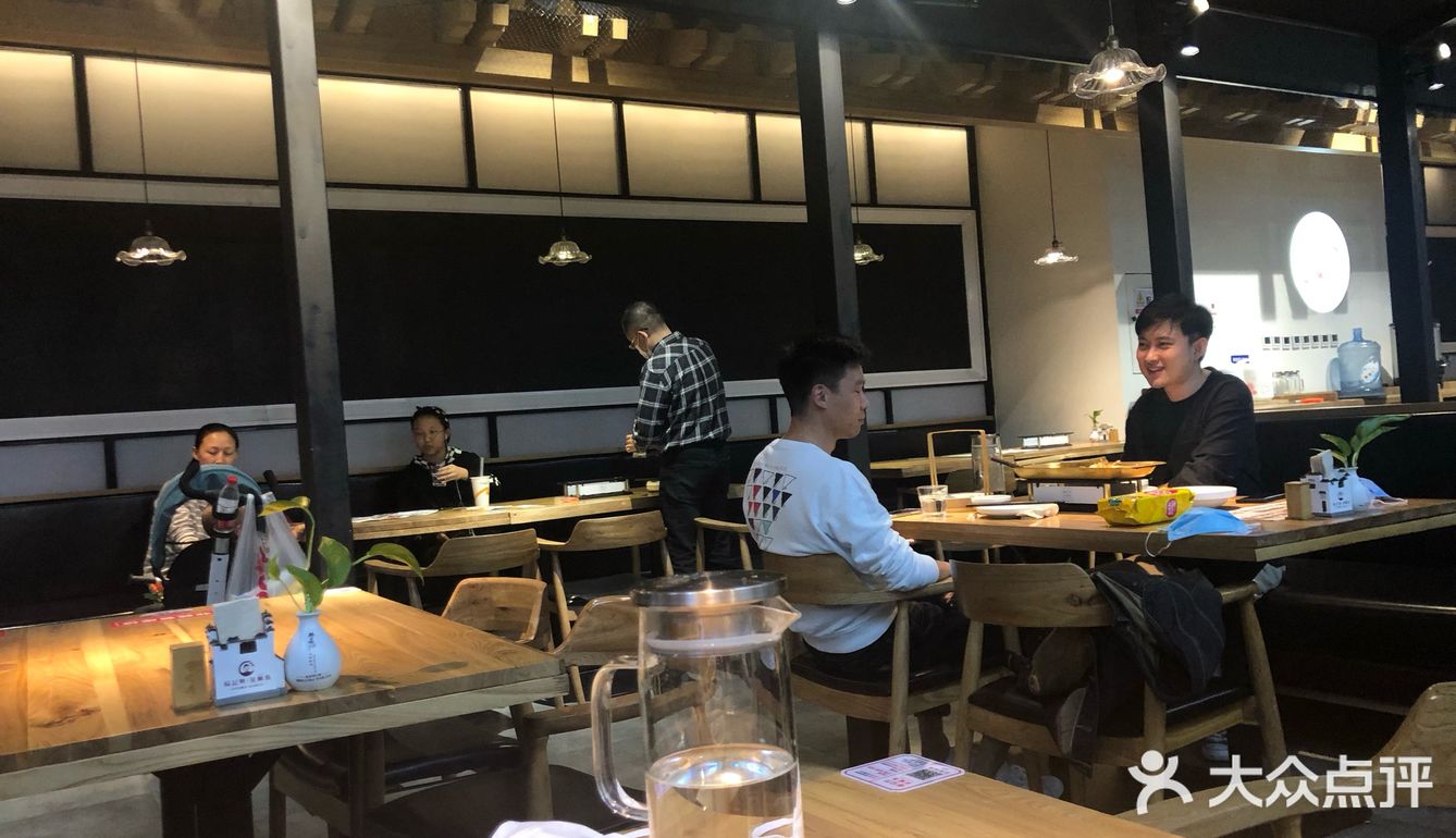 进店先测了体温，刷了北京健康宝，然后各桌尽量分开坐