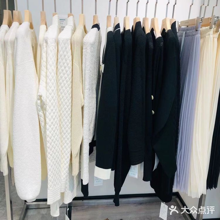 价格却是工厂价格！均价在两三百吧，反正真的特别良心