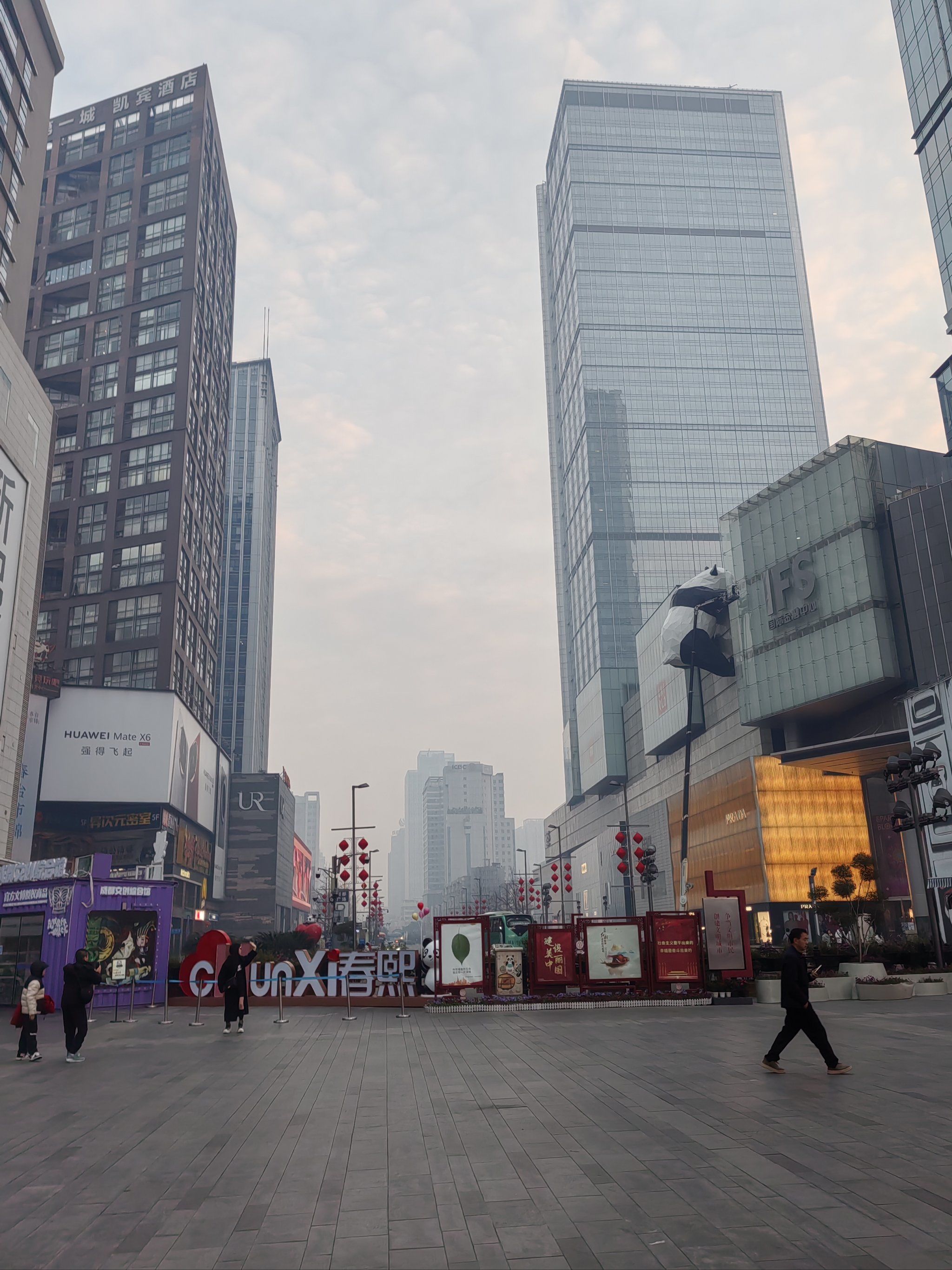 n春熙路也比较适合来购物,王府井或群光广场ifs都可以, 九龙广场