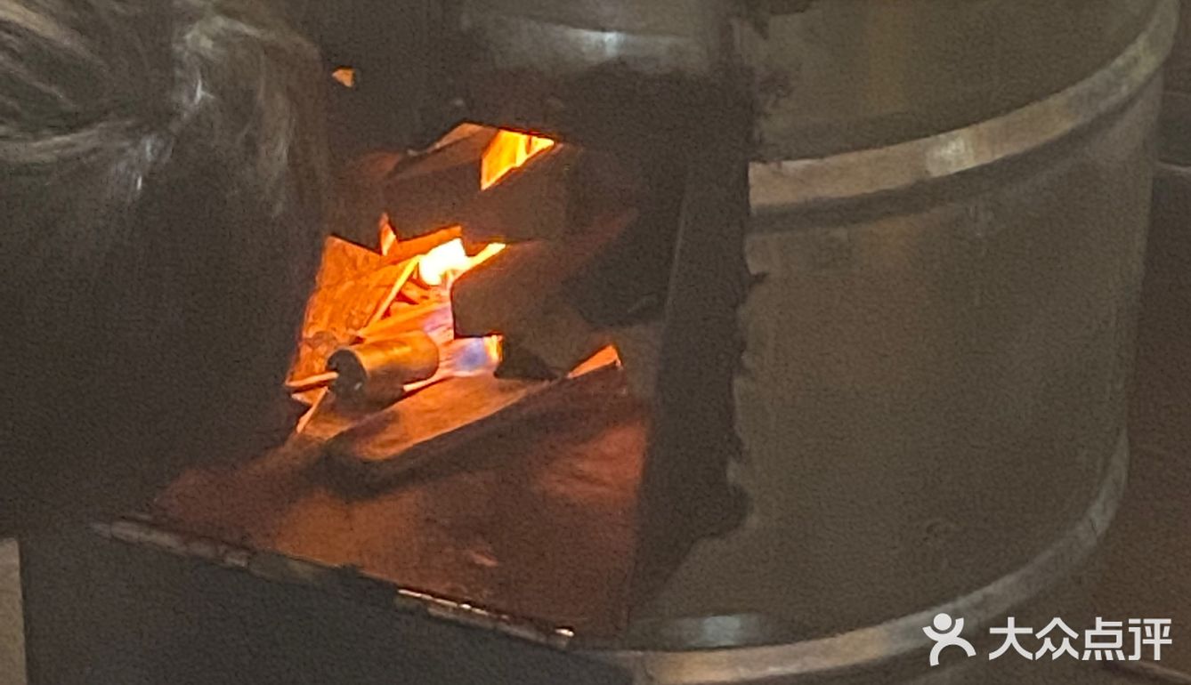 延吉   老沙土窑烧烤 铁锅炖