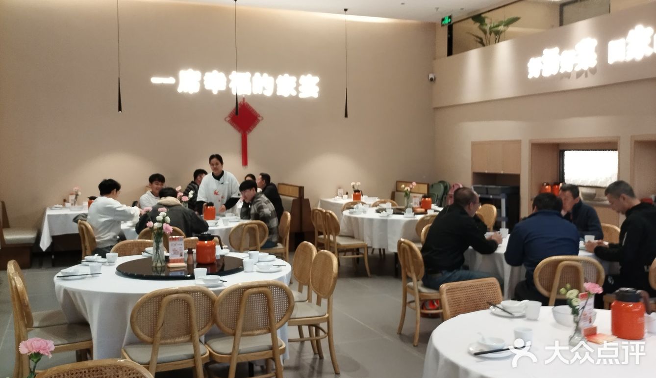 这一间客家菜顶呱呱，客似云来