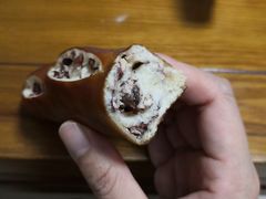 红豆碱水面包-天井·丑面包搭咖啡