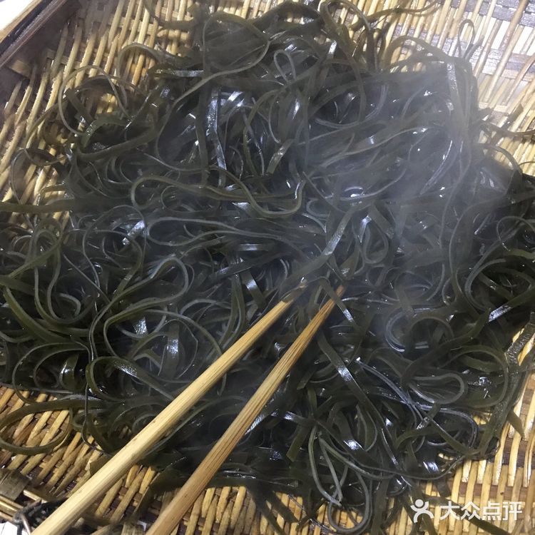 左手一个兔脑壳，右手一个鸭脑壳