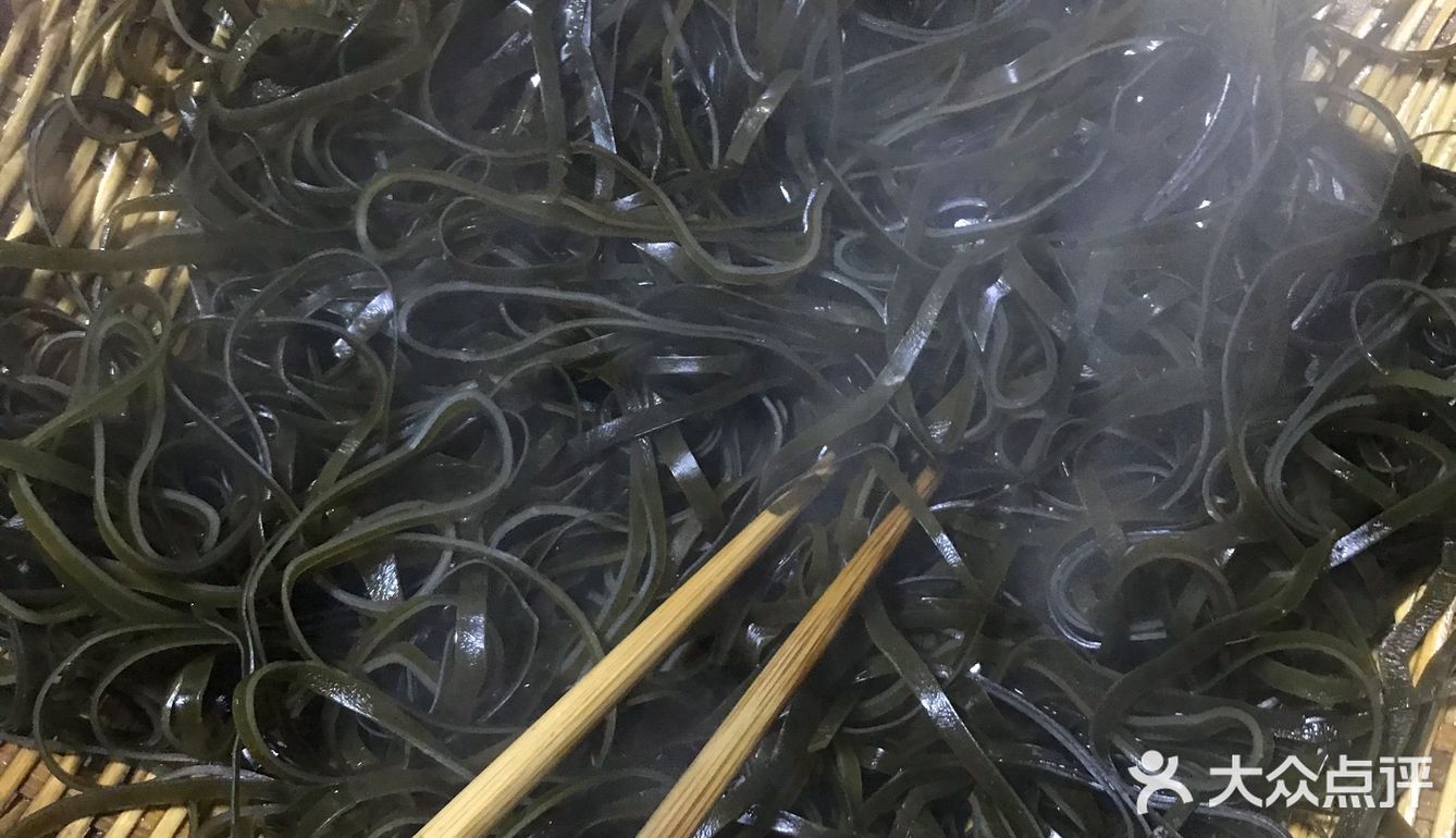 左手一个兔脑壳，右手一个鸭脑壳