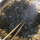 左手一个兔脑壳，右手一个鸭脑壳