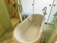 -上海滴水湖皇冠假日酒店