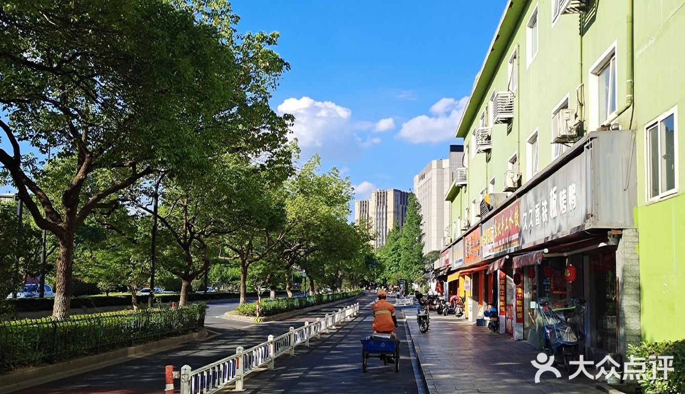心目中城东最美的一条路:机场路。