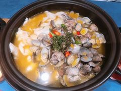 金汤花甲酸辣鱼-寻食記创意特色菜