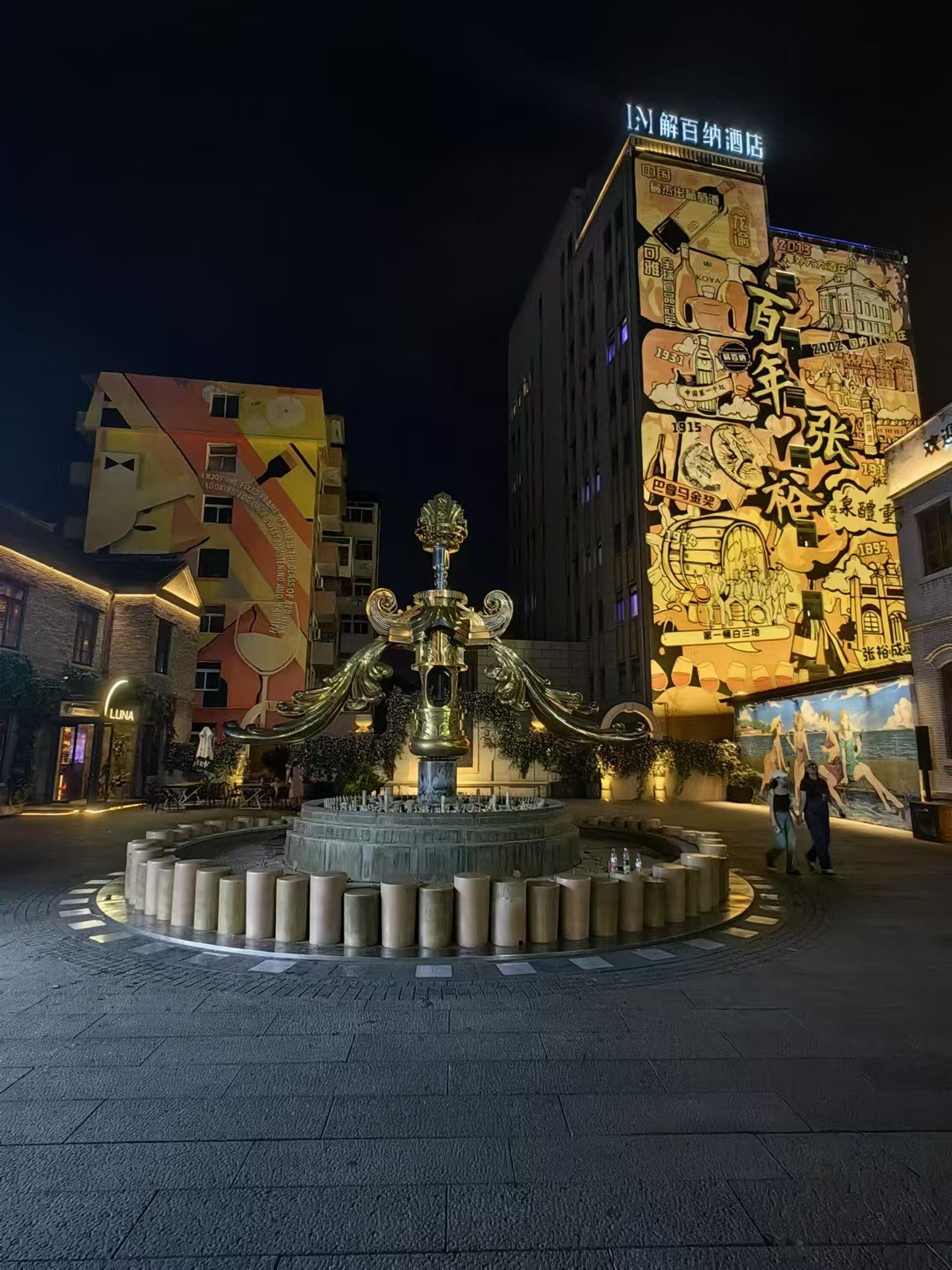 本地特色街道夜景的美,作为文化标志的公共
